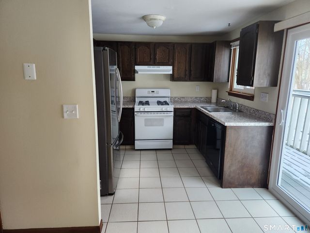 83 Churchill Way 83, Newington, CT 06111