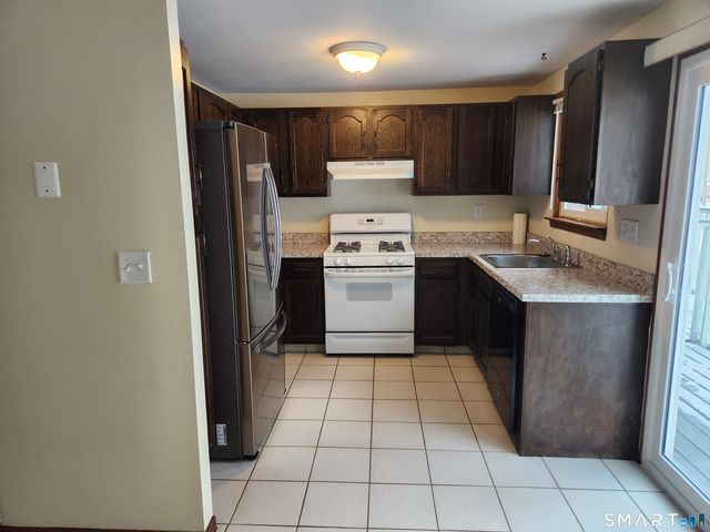 83 Churchill Way 83, Newington, CT 06111