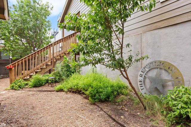 2111 E 8th ST, Austin, TX 78702