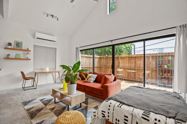 2111 E 8th ST, Austin, TX 78702