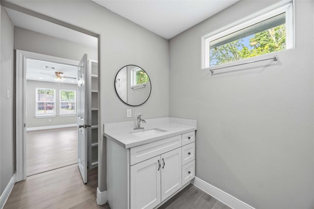 8129 Linda Vista Road, Houston, TX 77028