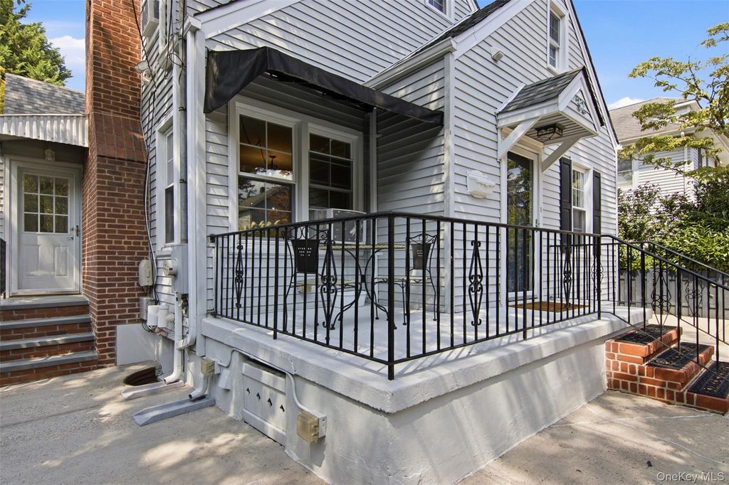 32 Franklin Avenue, Sea Cliff, NY 11579 — photo 2