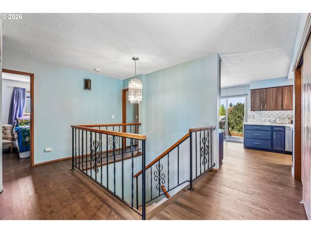 12215 Sw CRESMOOR Dr, Beaverton, OR 97008