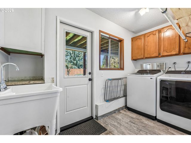 12215 Sw CRESMOOR Dr, Beaverton, OR 97008