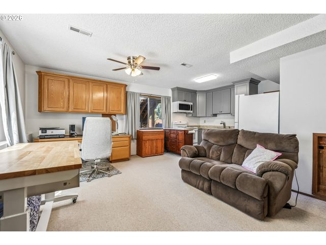 12215 Sw CRESMOOR Dr, Beaverton, OR 97008