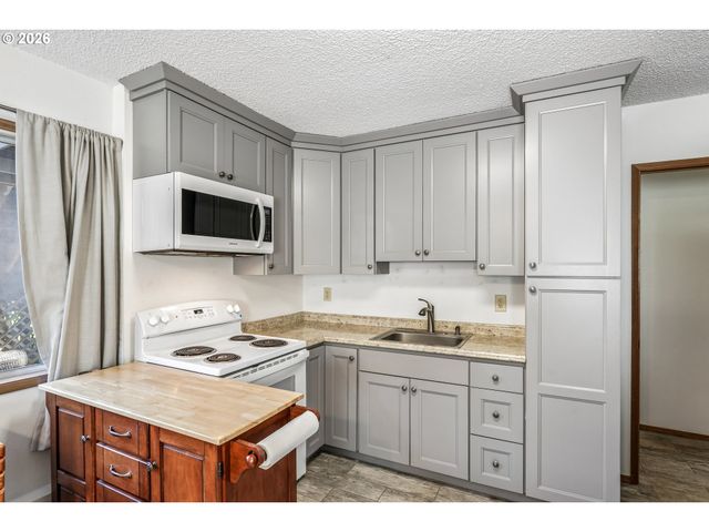 12215 Sw CRESMOOR Dr, Beaverton, OR 97008