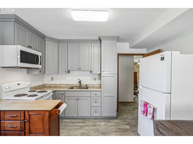 12215 Sw CRESMOOR Dr, Beaverton, OR 97008