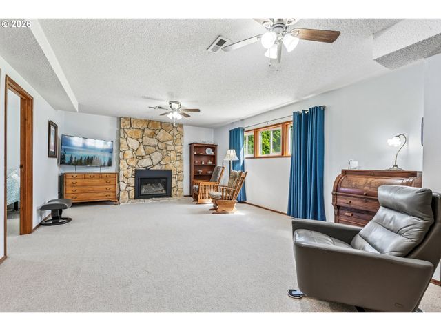 12215 Sw CRESMOOR Dr, Beaverton, OR 97008