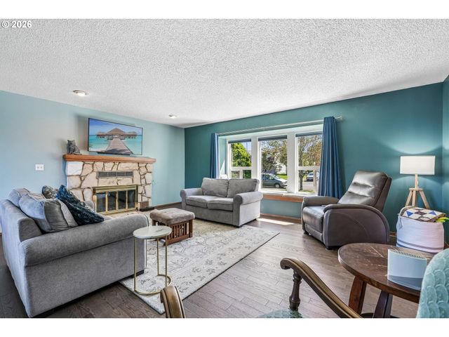 12215 Sw CRESMOOR Dr, Beaverton, OR 97008