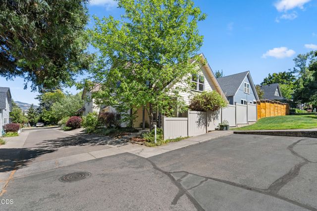 923 Bellview Avenue 2, Ashland, OR 97520