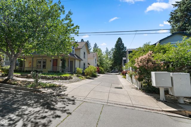 923 Bellview Avenue 2, Ashland, OR 97520