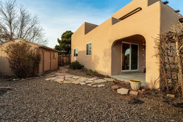 3133 Pueblo Hawikuh, Santa Fe, NM 87507