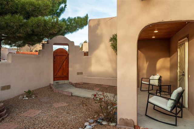 3133 Pueblo Hawikuh, Santa Fe, NM 87507