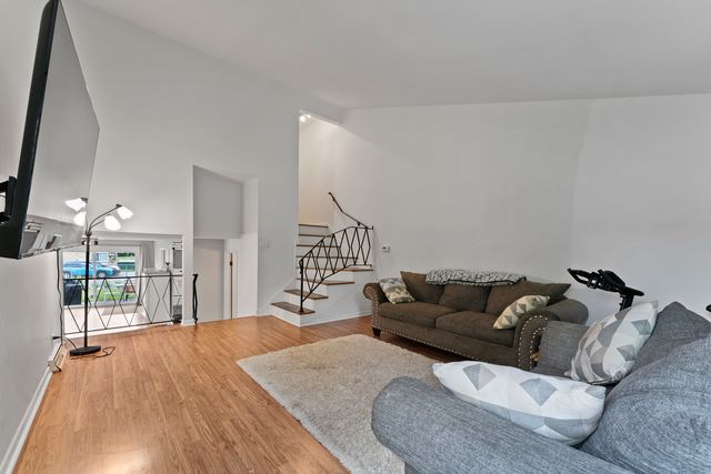 381 N 4th Avenue B, Des Plaines, IL 60016