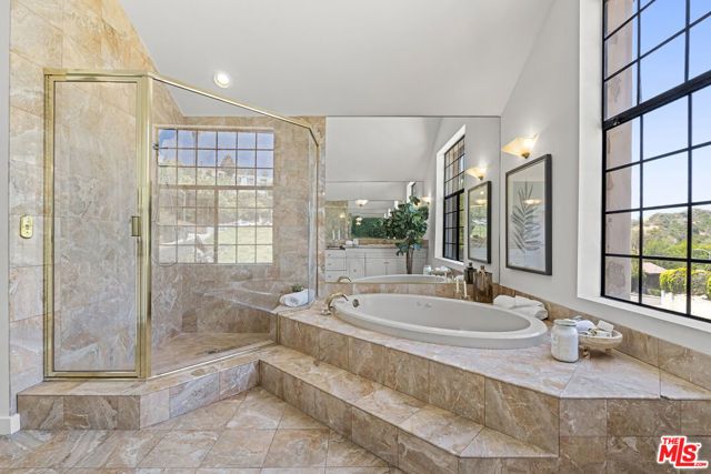 8004 Oceanus Drive, Los Angeles, CA 90046