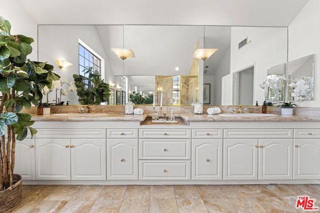 8004 Oceanus Drive, Los Angeles, CA 90046
