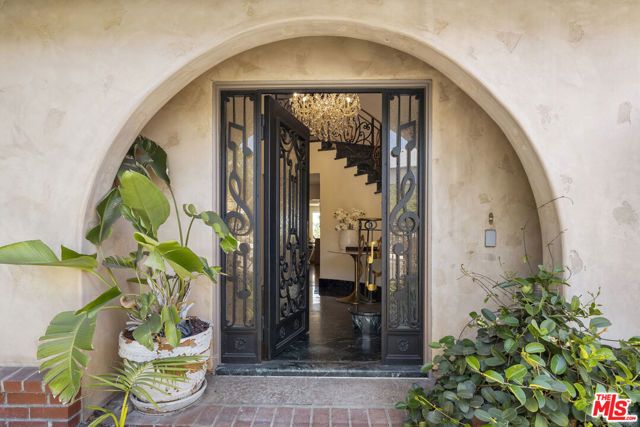 8004 Oceanus Drive, Los Angeles, CA 90046
