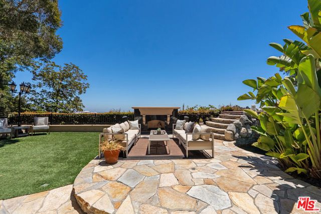 8004 Oceanus Drive, Los Angeles, CA 90046