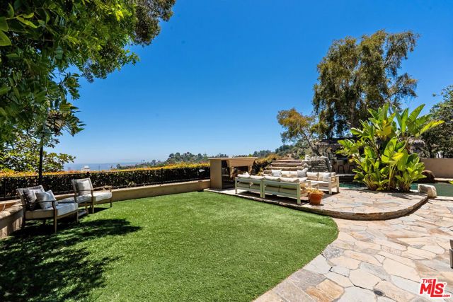 8004 Oceanus Drive, Los Angeles, CA 90046