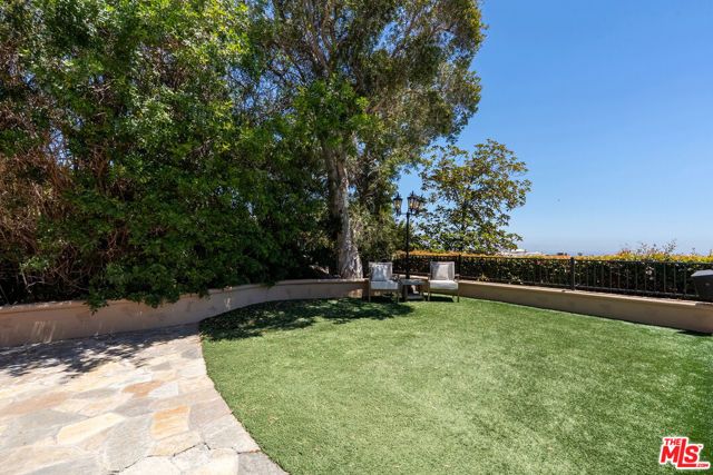 8004 Oceanus Drive, Los Angeles, CA 90046