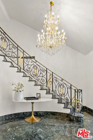 8004 Oceanus Drive, Los Angeles, CA 90046