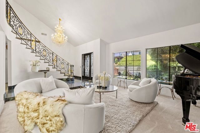 8004 Oceanus Drive, Los Angeles, CA 90046