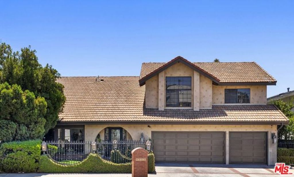 8004 Oceanus Drive, Los Angeles, CA 90046