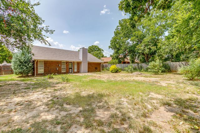 111 Bentley Drive, Joshua, TX 76058