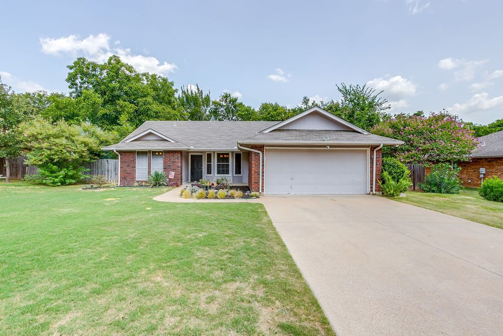 111 Bentley Drive, Joshua, TX 76058