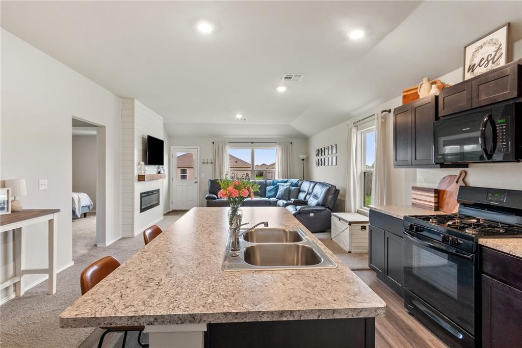 Image 12 of property listing at 9509 NW 118 Street, Yukon, OK 73099