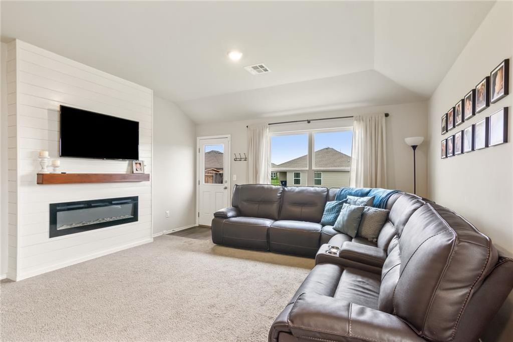 Image 15 of property listing at 9509 NW 118 Street, Yukon, OK 73099