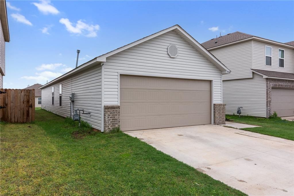 Image 3 of property listing at 9509 NW 118 Street, Yukon, OK 73099