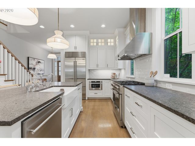 14711 UPLANDS Dr, Lake Oswego, OR 97034