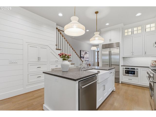 14711 UPLANDS Dr, Lake Oswego, OR 97034