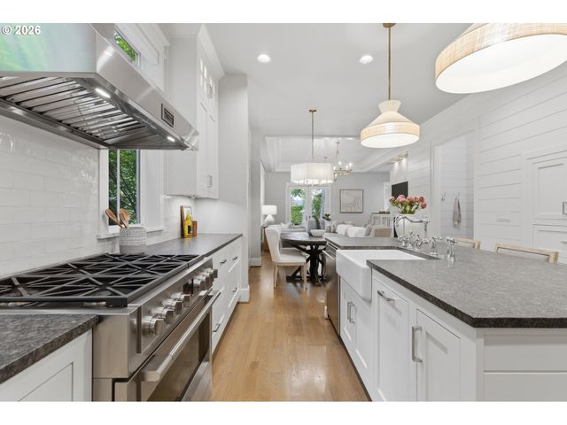 14711 UPLANDS Dr, Lake Oswego, OR 97034