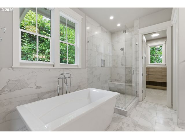 14711 UPLANDS Dr, Lake Oswego, OR 97034