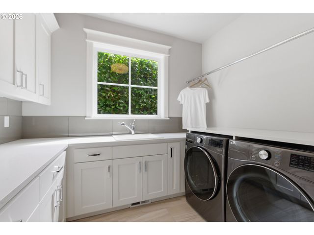 14711 UPLANDS Dr, Lake Oswego, OR 97034