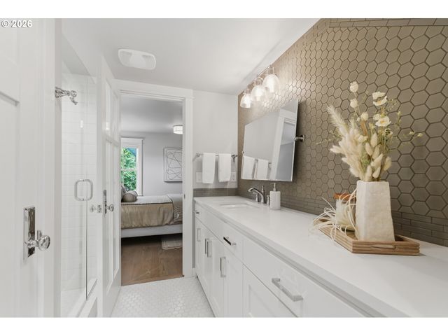 14711 UPLANDS Dr, Lake Oswego, OR 97034