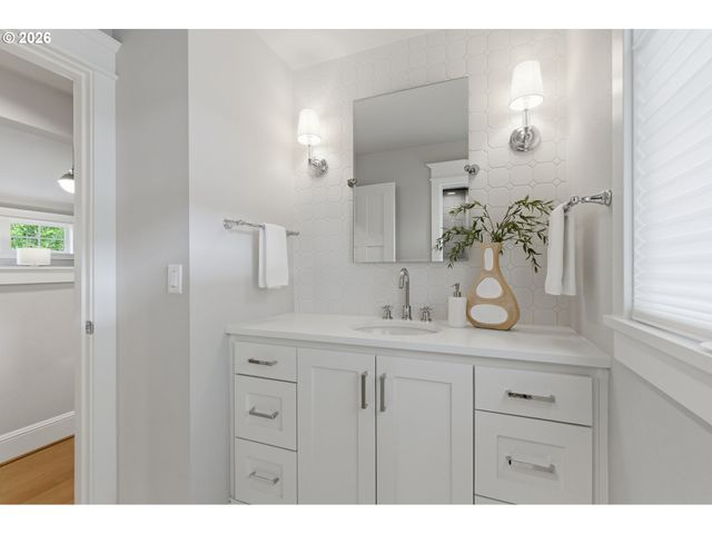14711 UPLANDS Dr, Lake Oswego, OR 97034