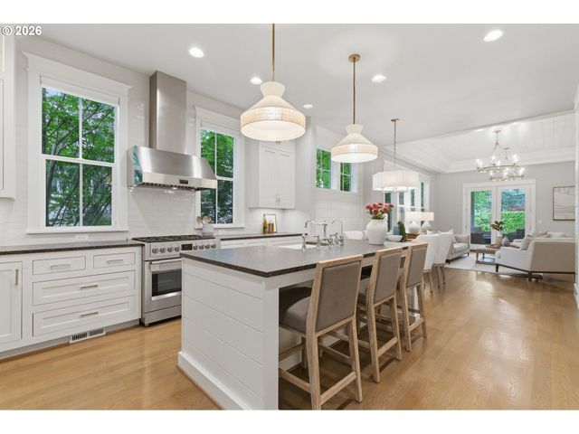 14711 UPLANDS Dr, Lake Oswego, OR 97034