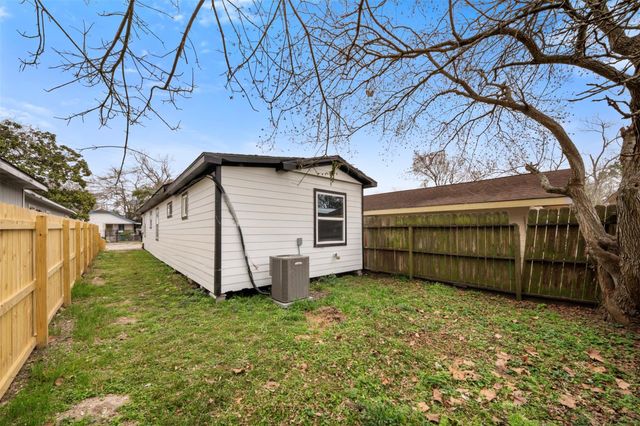 219 E James Street, Baytown, TX 77520