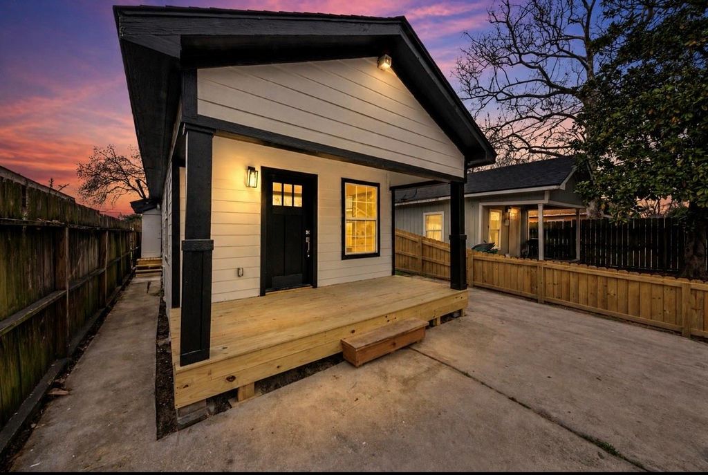 219 E James Street, Baytown, TX 77520