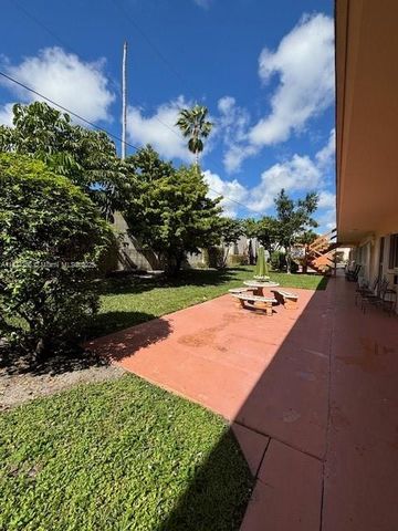 900 SW 11th Ave 4C, Hallandale Beach, FL 33009