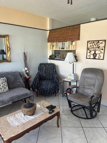 900 SW 11th Ave 4C, Hallandale Beach, FL 33009