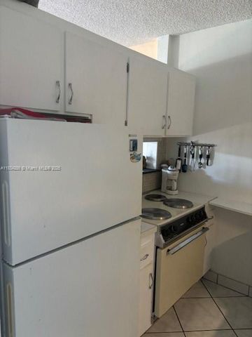 900 SW 11th Ave 4C, Hallandale Beach, FL 33009