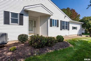 802 FALCON Drive, Le Claire, IA 52753