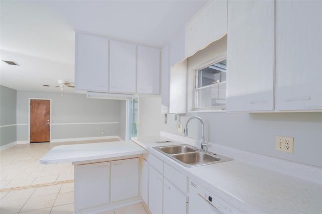 703 NE 6TH PLACE, Gainesville, FL 32601