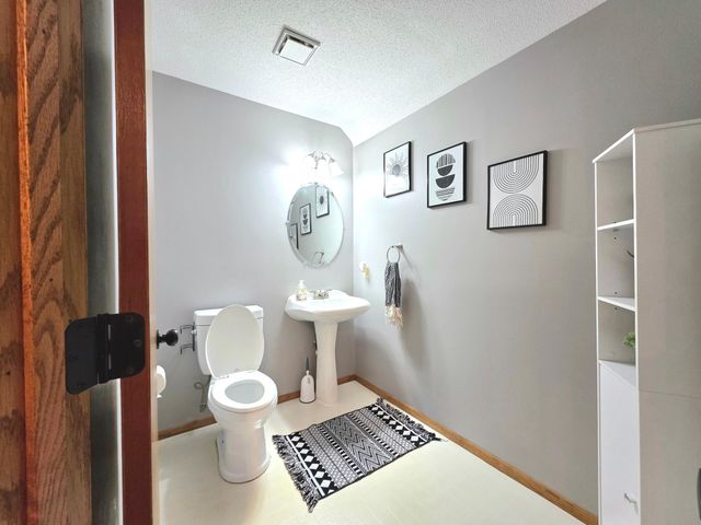 9243 Queens Gardens N, Brooklyn Park, MN 55443