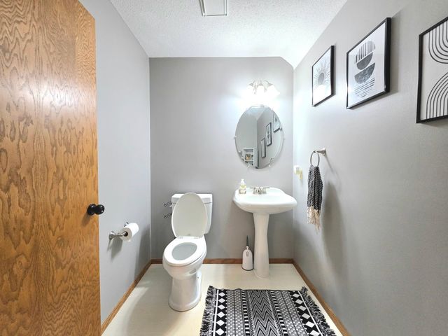 9243 Queens Gardens N, Brooklyn Park, MN 55443