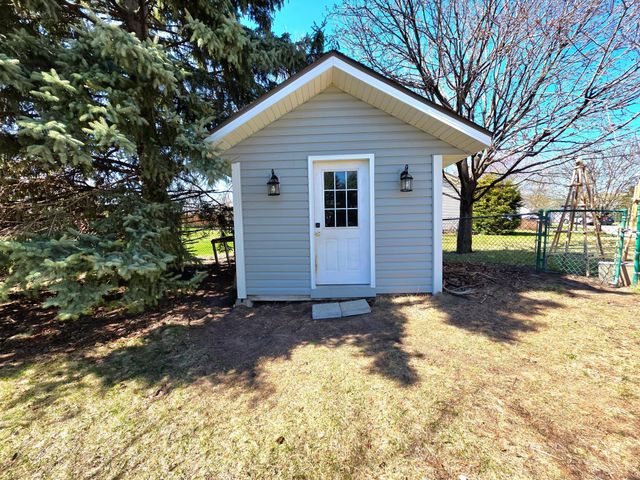 9243 Queens Gardens N, Brooklyn Park, MN 55443